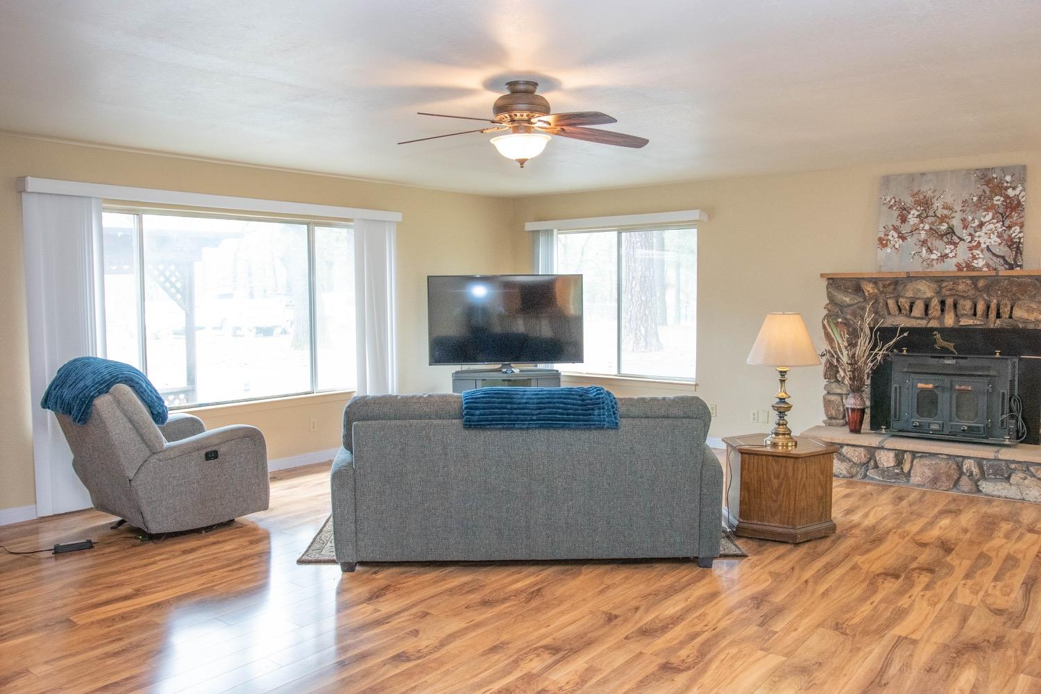Detail Gallery Image 8 of 77 For 6191 Shasta Rd, Garden Valley,  CA 95633 - 5 Beds | 2 Baths