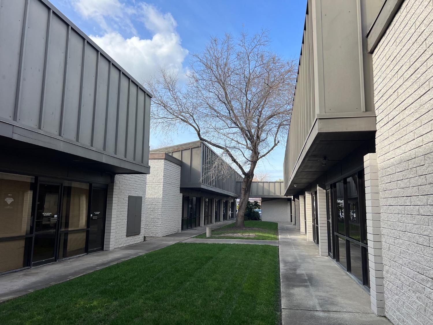 Detail Gallery Image 2 of 10 For 5637 N Pershing Ave #B8,  Stockton,  CA 95207 - – Beds | – Baths