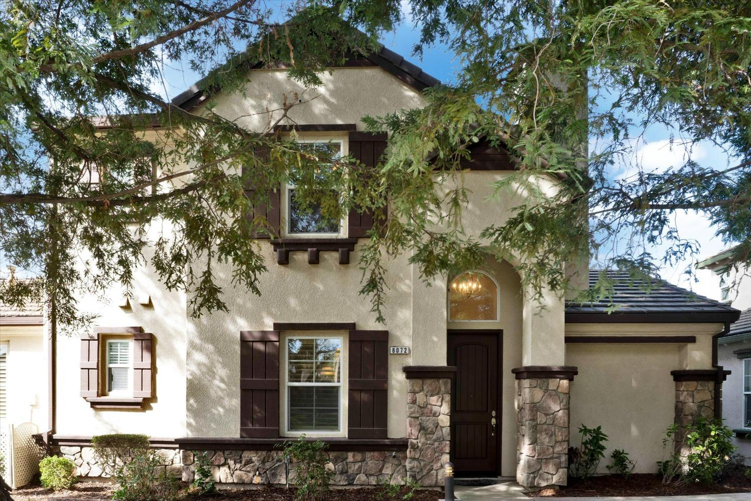 Detail Gallery Image 1 of 1 For 8072 Linda Isle Ln, Sacramento,  CA 95831 - 3 Beds | 3 Baths