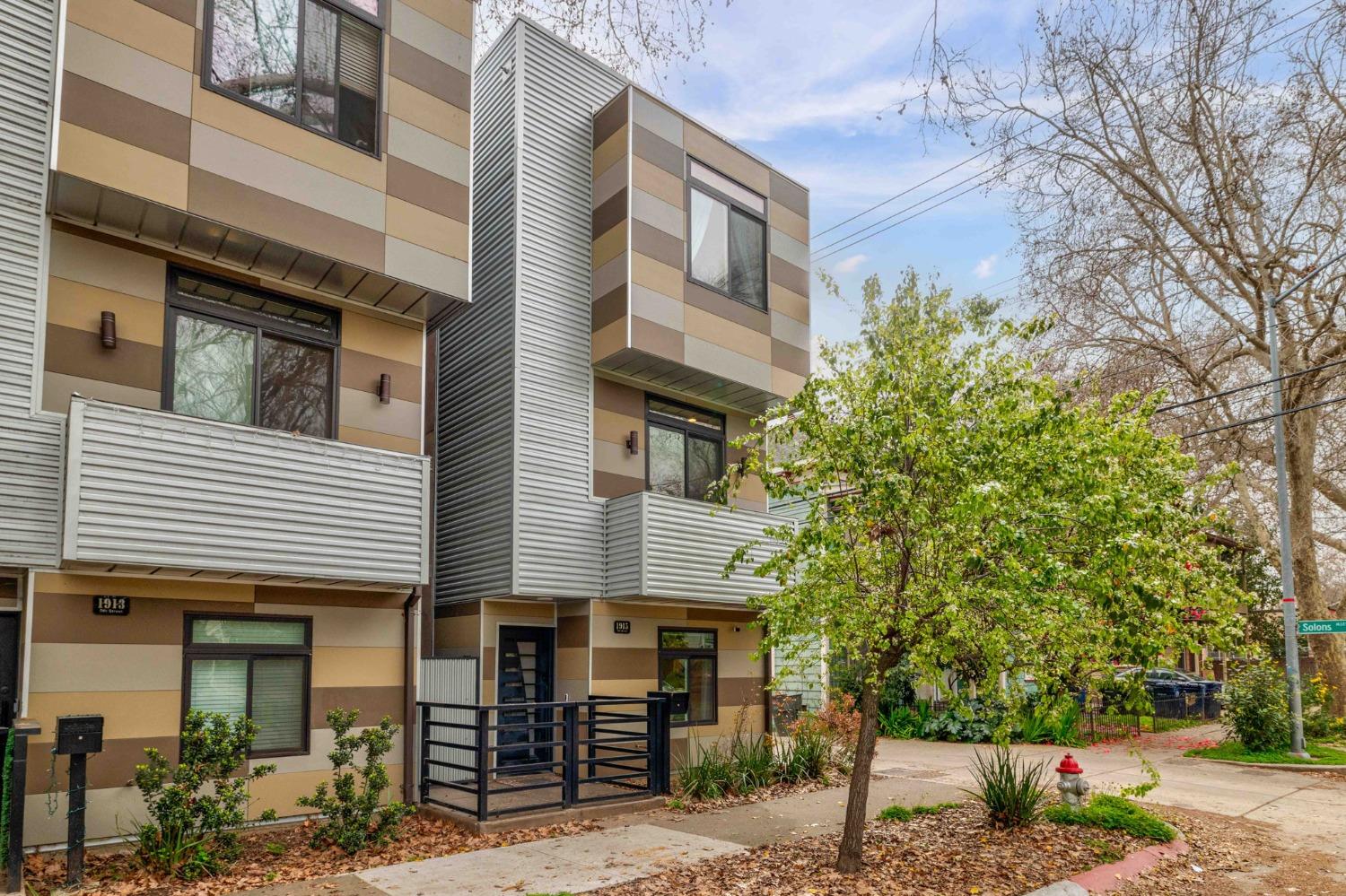 Detail Gallery Image 1 of 1 For 1915 5th St, Sacramento,  CA 95811 - 4 Beds | 2/2 Baths