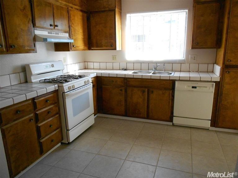 Detail Gallery Image 2 of 4 For 4621 Hillsboro Way, Stockton,  CA 95207 - 3 Beds | 2 Baths