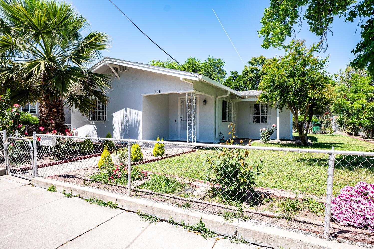 Detail Gallery Image 1 of 31 For 647 E 1st St, Stockton,  CA 95206 - 2 Beds | 1 Baths