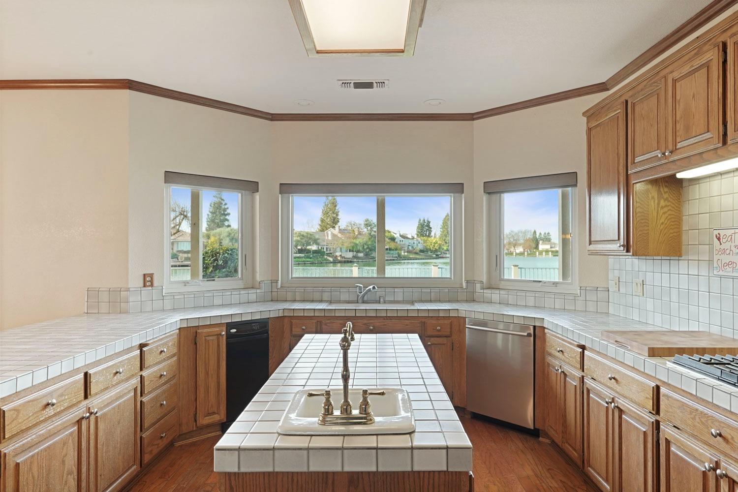 Detail Gallery Image 18 of 42 For 3551 Bluelake Cir, Stockton,  CA 95219 - 5 Beds | 4 Baths