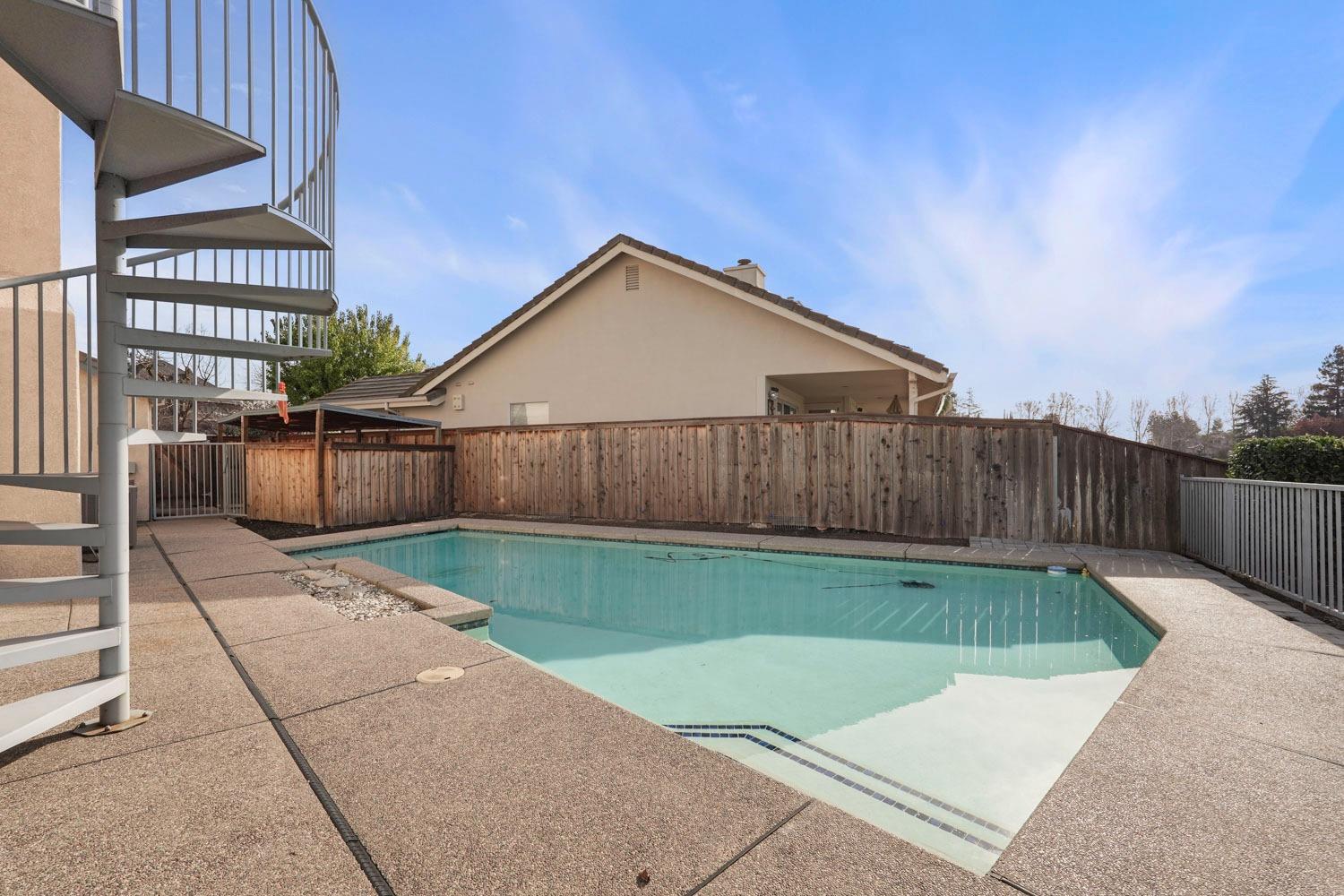 Detail Gallery Image 11 of 42 For 3551 Bluelake Cir, Stockton,  CA 95219 - 5 Beds | 4 Baths