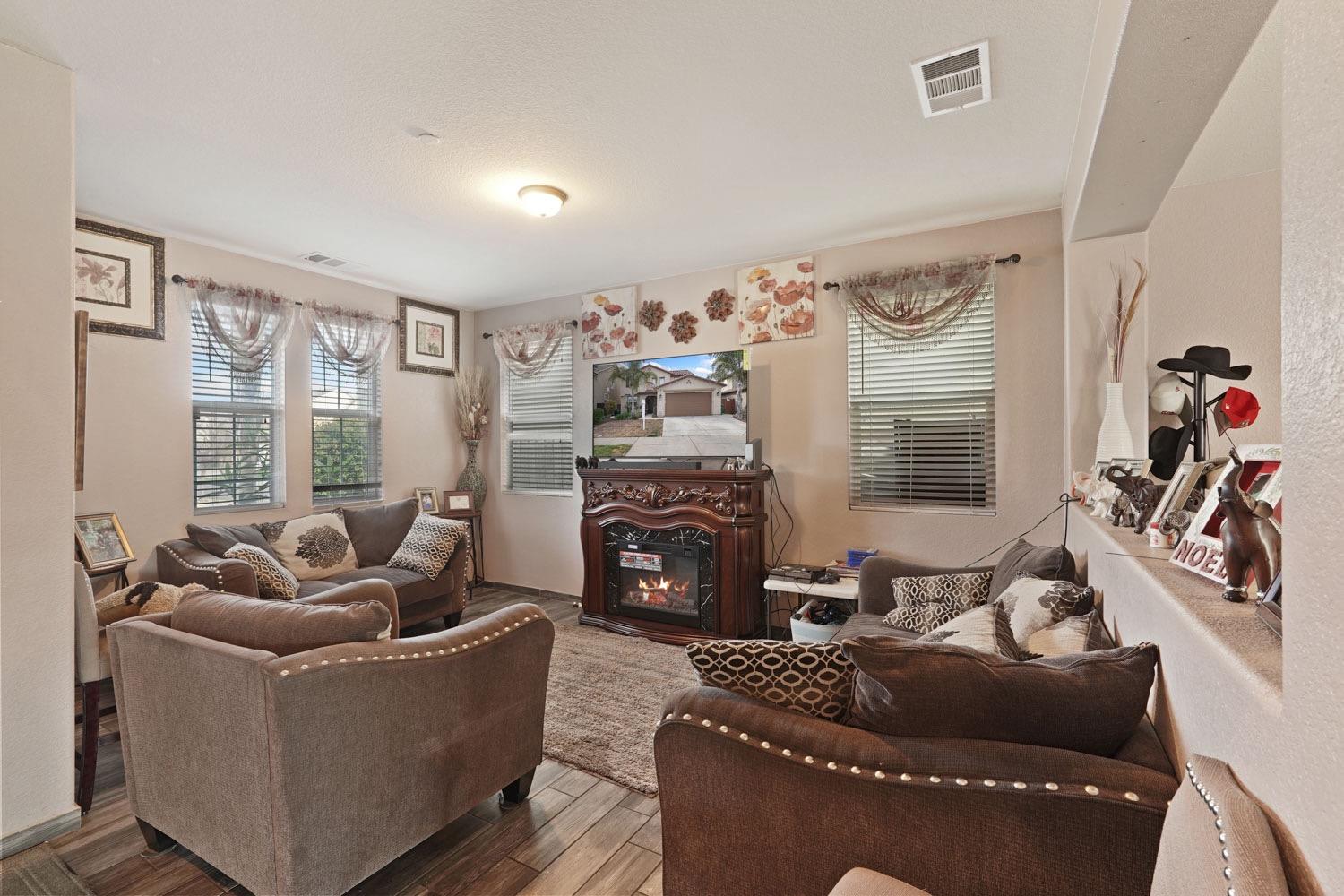 Detail Gallery Image 5 of 16 For 3515 Carly Dr, Stockton,  CA 95205 - 3 Beds | 2/1 Baths