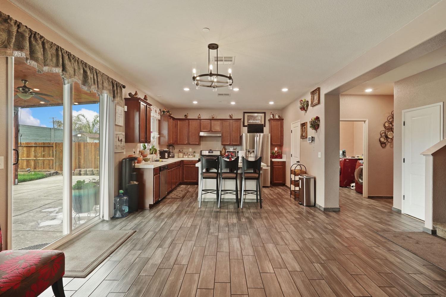 Detail Gallery Image 4 of 16 For 3515 Carly Dr, Stockton,  CA 95205 - 3 Beds | 2/1 Baths