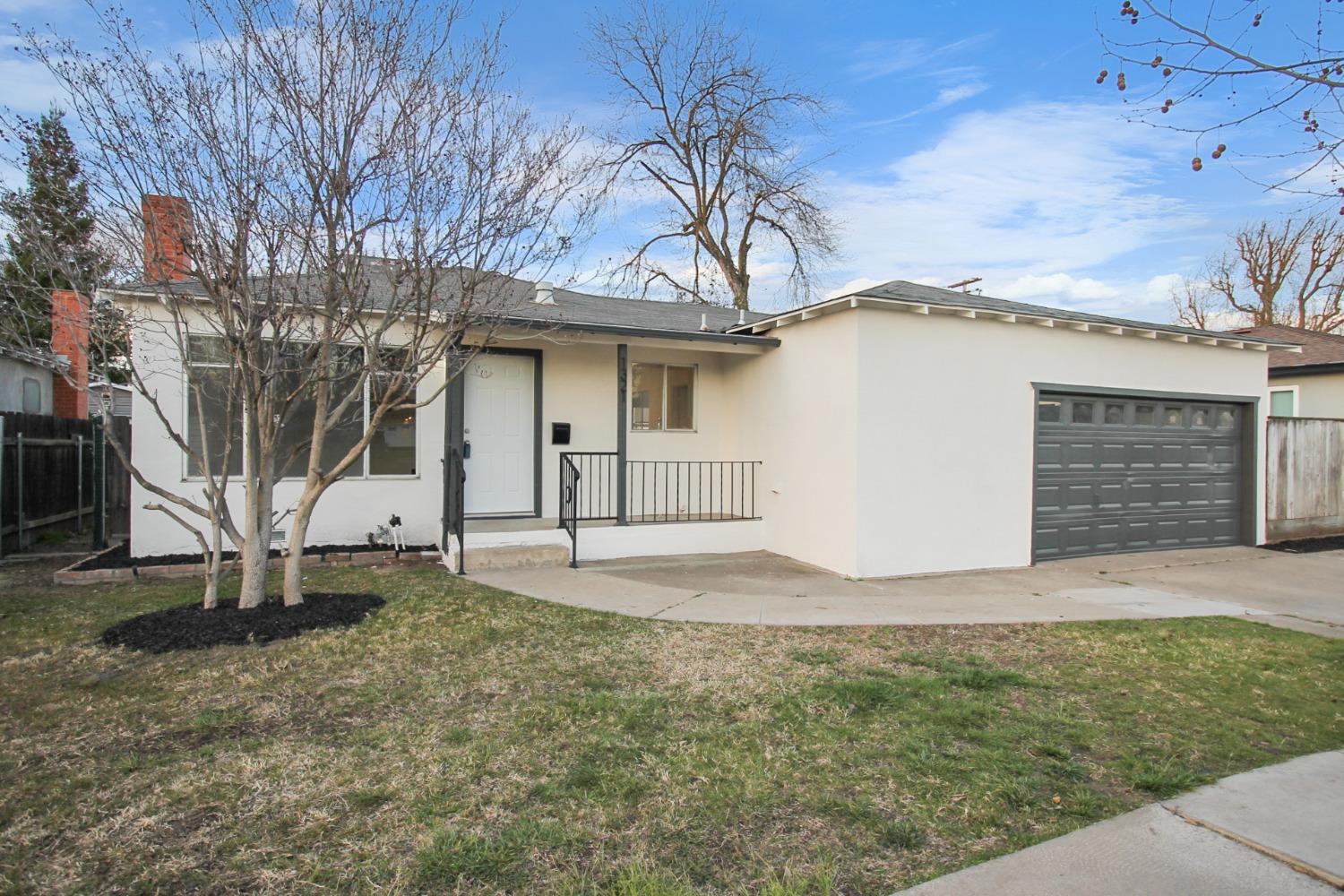 Detail Gallery Image 1 of 17 For 1321 Mount Vernon Dr, Modesto,  CA 95350 - 3 Beds | 2 Baths