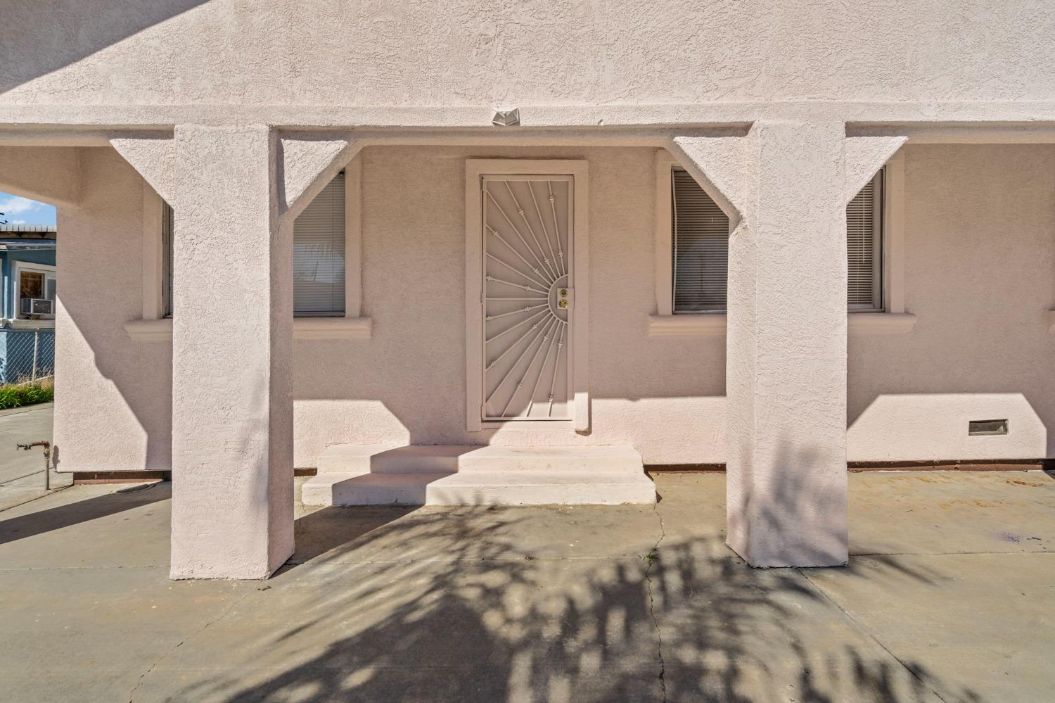 Detail Gallery Image 5 of 38 For 2039 E 9th St, Stockton,  CA 95206 - 5 Beds | 2 Baths