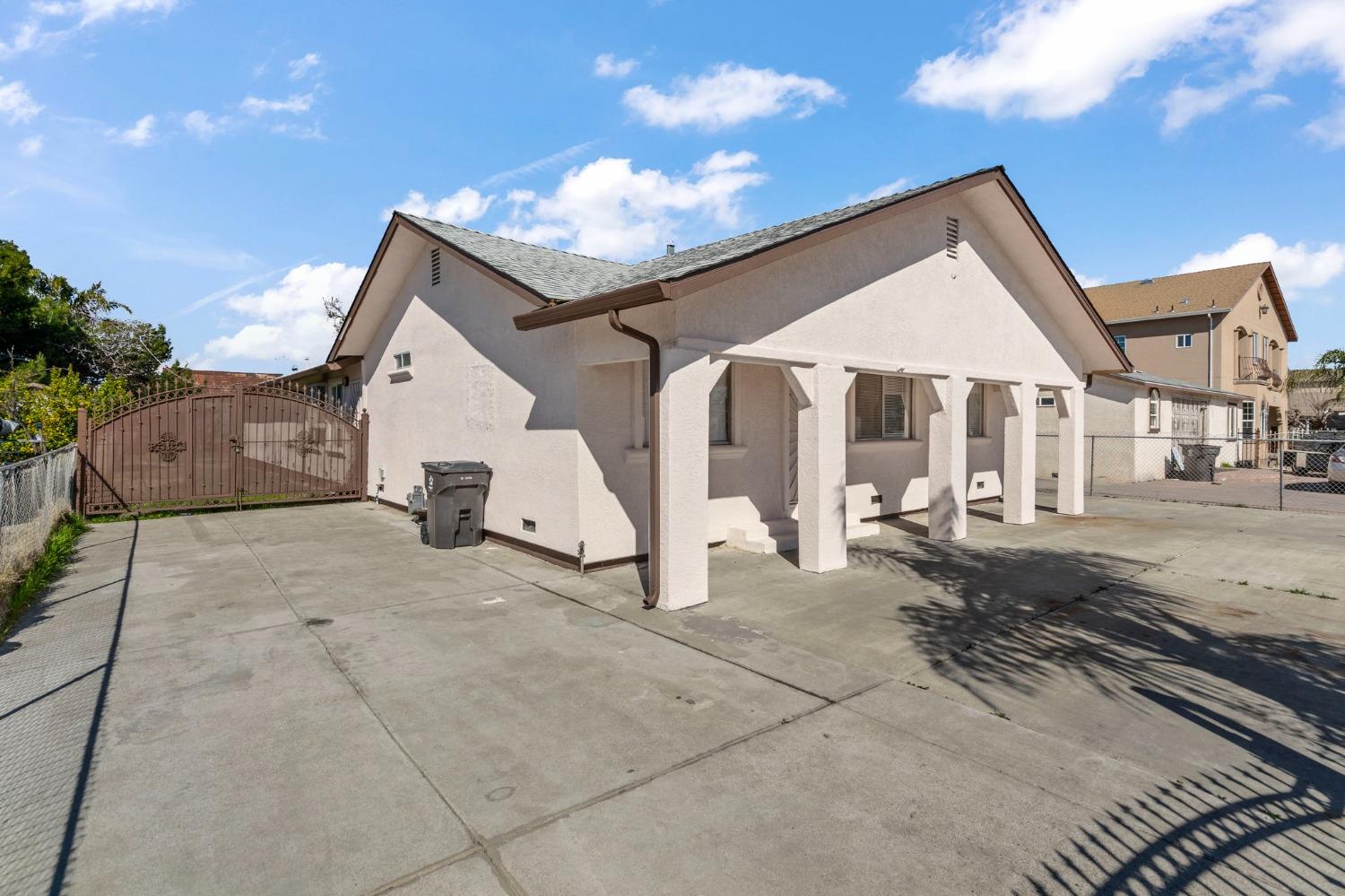 Detail Gallery Image 2 of 38 For 2039 E 9th St, Stockton,  CA 95206 - 5 Beds | 2 Baths