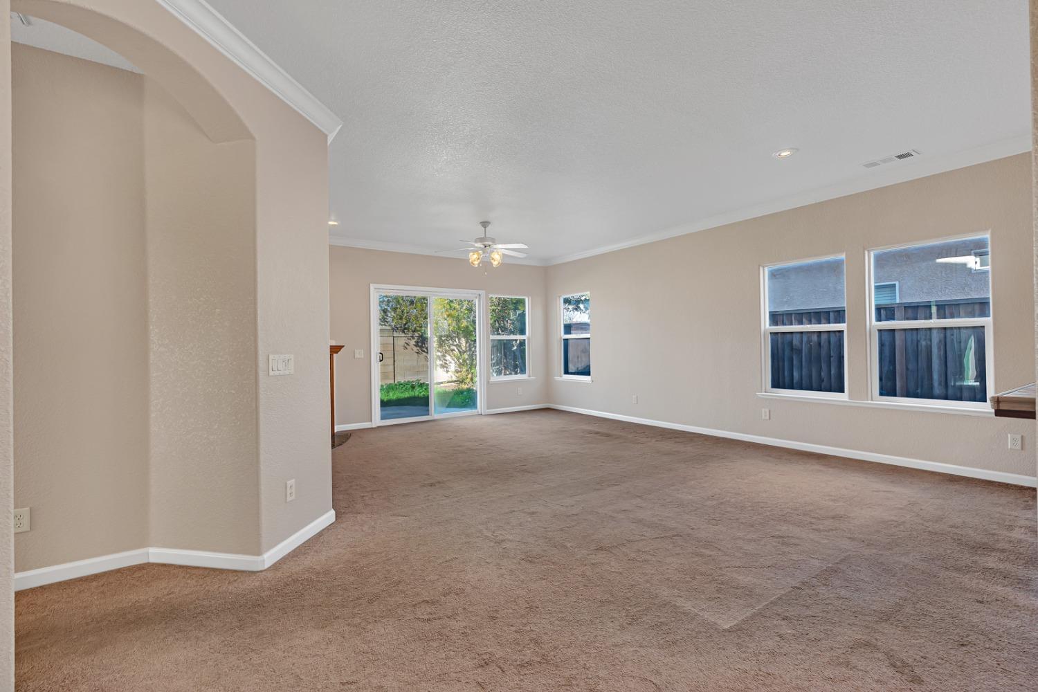 Detail Gallery Image 14 of 42 For 2955 La Vina Cir, Los Banos,  CA 93635 - 3 Beds | 2 Baths