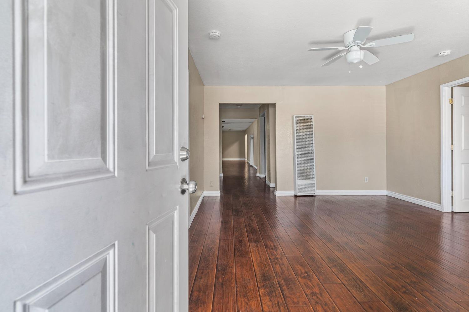 Detail Gallery Image 6 of 38 For 2039 E 9th St, Stockton,  CA 95206 - 5 Beds | 2 Baths