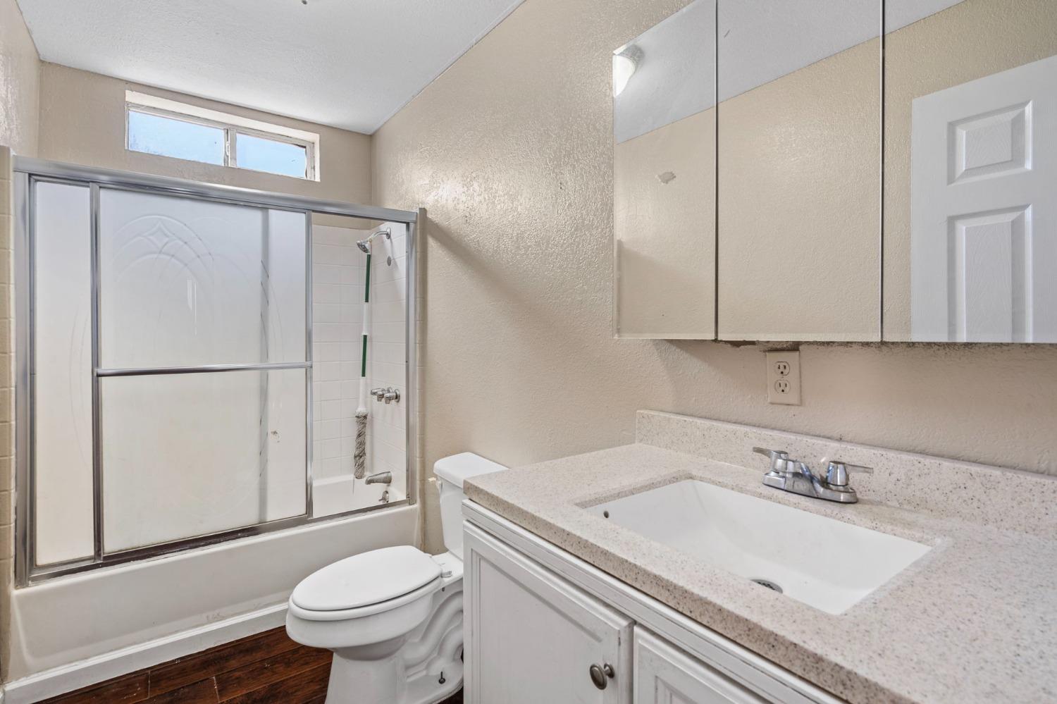 Detail Gallery Image 11 of 38 For 2039 E 9th St, Stockton,  CA 95206 - 5 Beds | 2 Baths