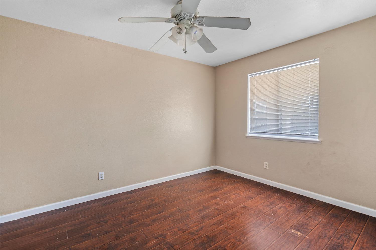 Detail Gallery Image 9 of 38 For 2039 E 9th St, Stockton,  CA 95206 - 5 Beds | 2 Baths