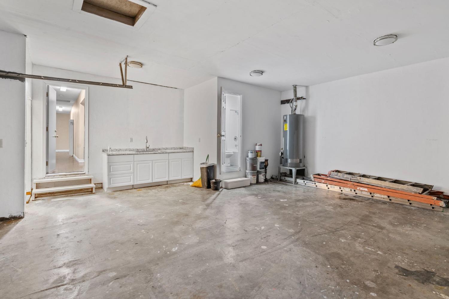 Detail Gallery Image 33 of 38 For 2039 E 9th St, Stockton,  CA 95206 - 5 Beds | 2 Baths