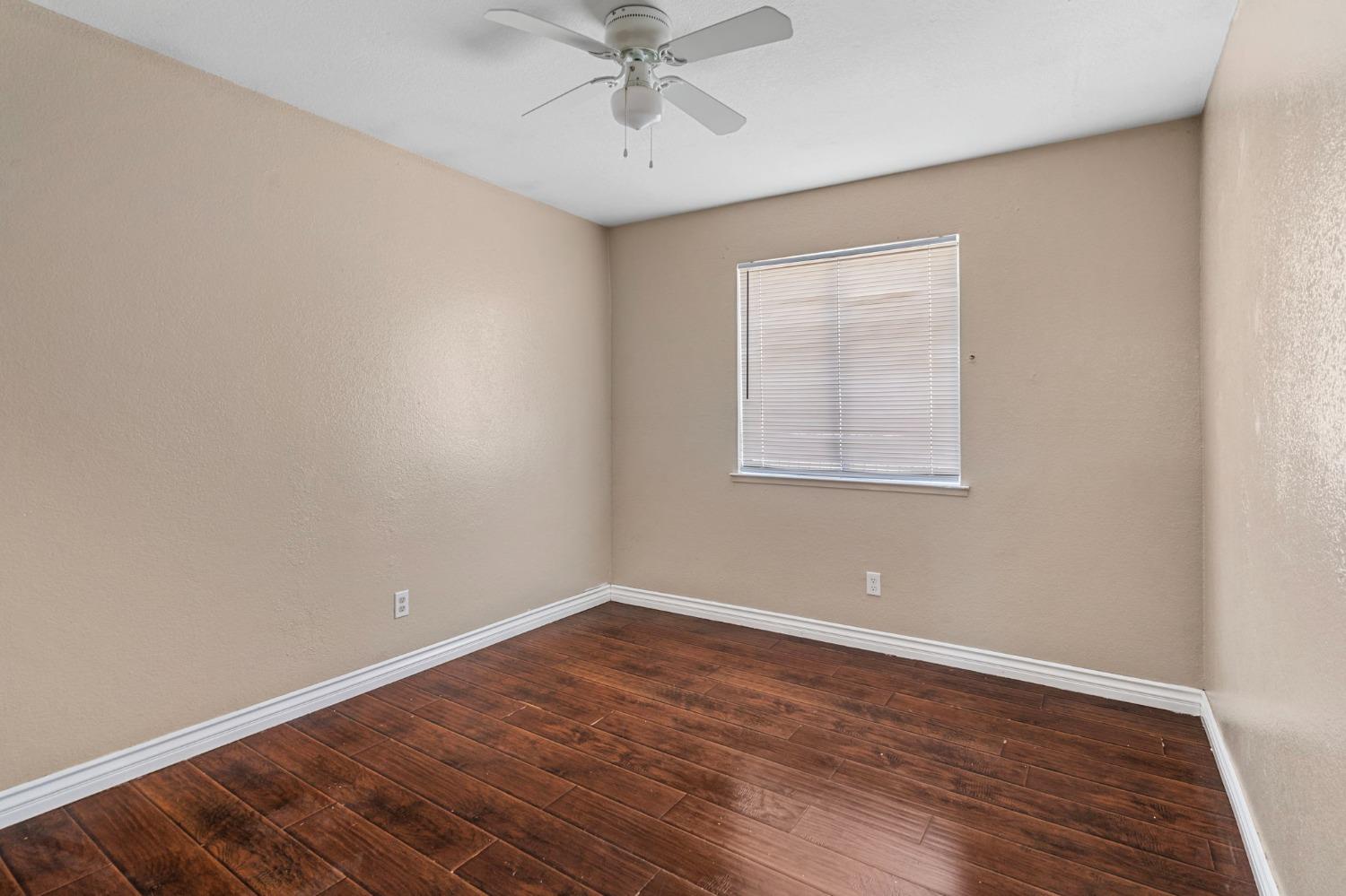 Detail Gallery Image 13 of 38 For 2039 E 9th St, Stockton,  CA 95206 - 5 Beds | 2 Baths