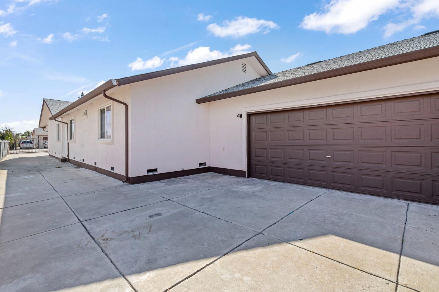 Detail Gallery Image 4 of 38 For 2039 E 9th St, Stockton,  CA 95206 - 5 Beds | 2 Baths