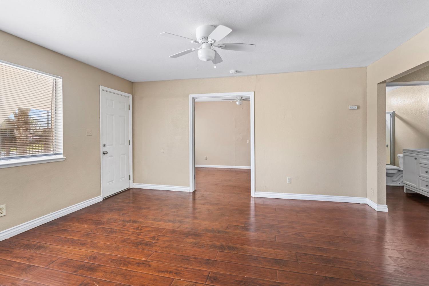 Detail Gallery Image 7 of 38 For 2039 E 9th St, Stockton,  CA 95206 - 5 Beds | 2 Baths