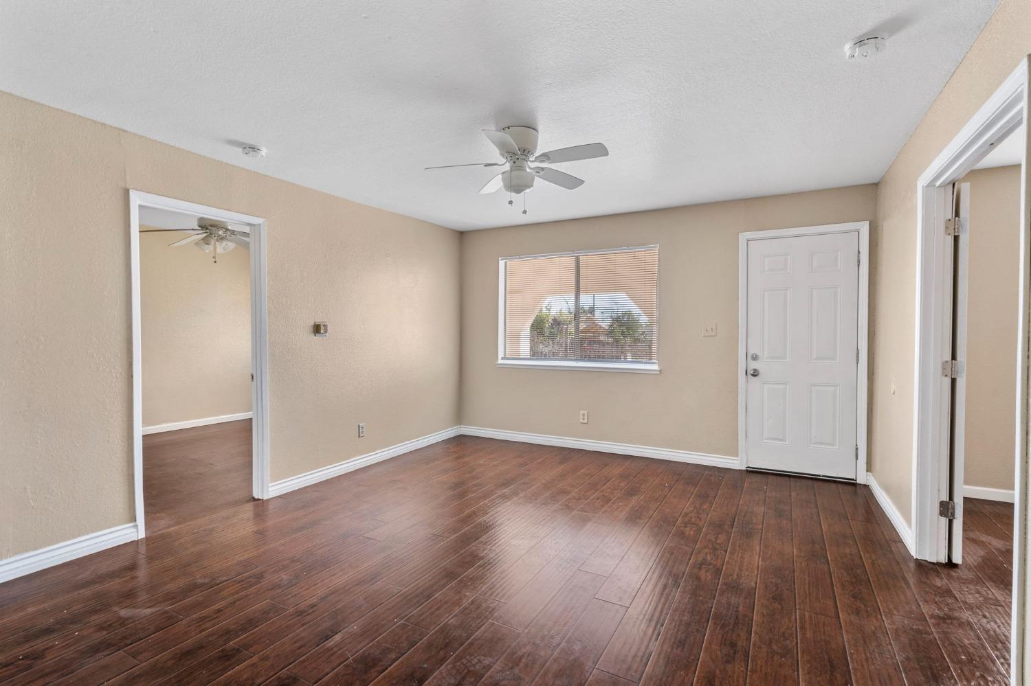 Detail Gallery Image 8 of 38 For 2039 E 9th St, Stockton,  CA 95206 - 5 Beds | 2 Baths