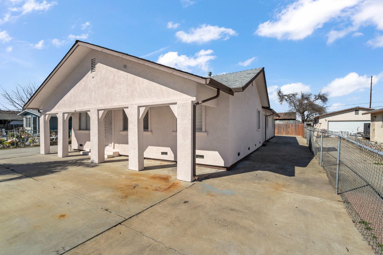 Detail Gallery Image 3 of 38 For 2039 E 9th St, Stockton,  CA 95206 - 5 Beds | 2 Baths