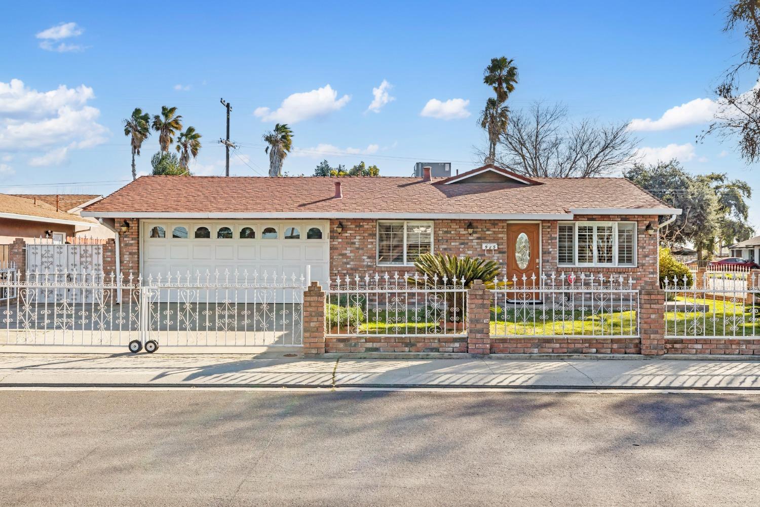 Detail Gallery Image 1 of 1 For 925 Snead Dr, Modesto,  CA 95351 - 4 Beds | 2 Baths