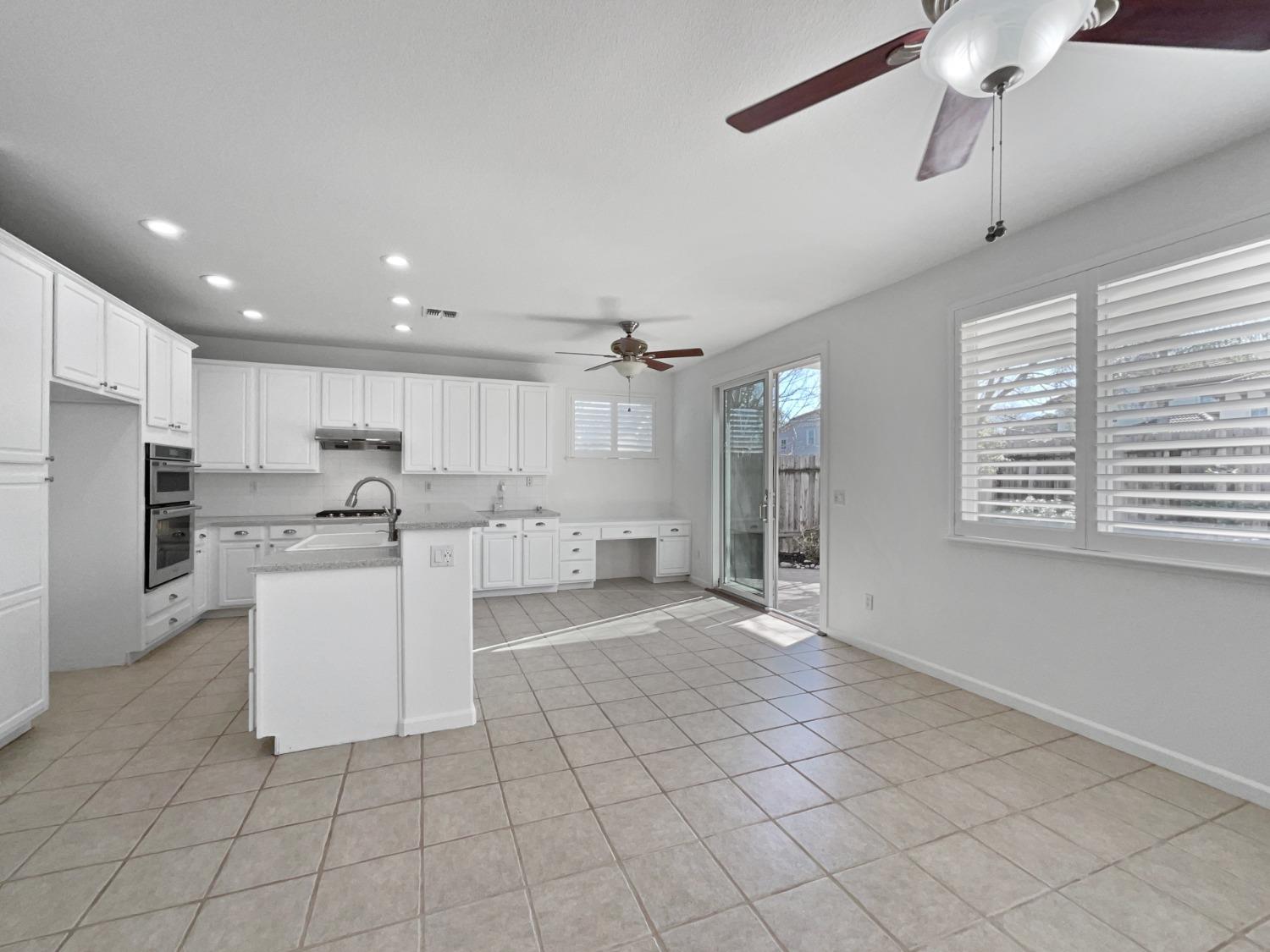 Detail Gallery Image 6 of 42 For 116 Andalusian Way, Roseville,  CA 95678 - 5 Beds | 3 Baths