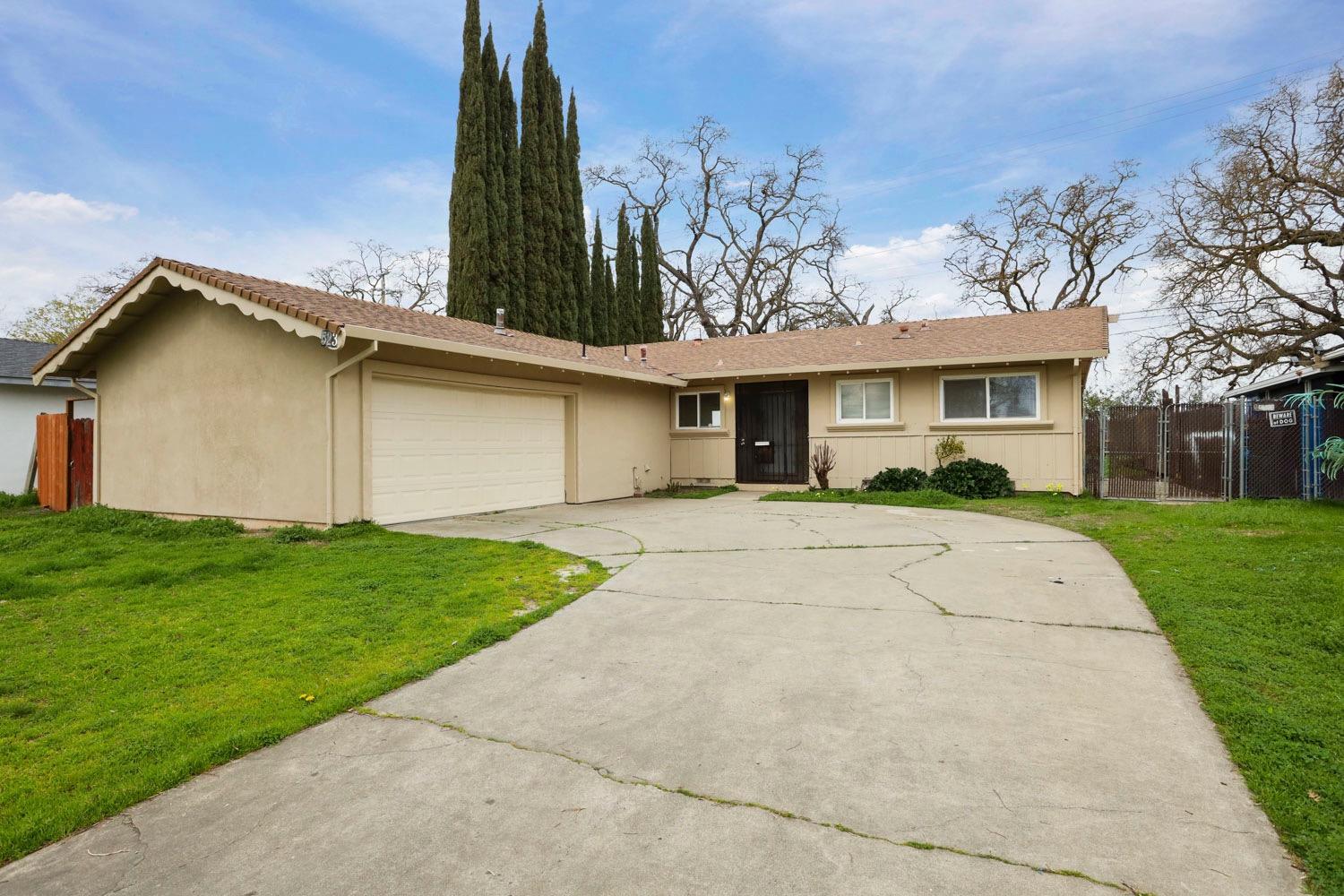 Detail Gallery Image 1 of 1 For 523 Morada Ln, Stockton,  CA 95210 - 3 Beds | 2 Baths