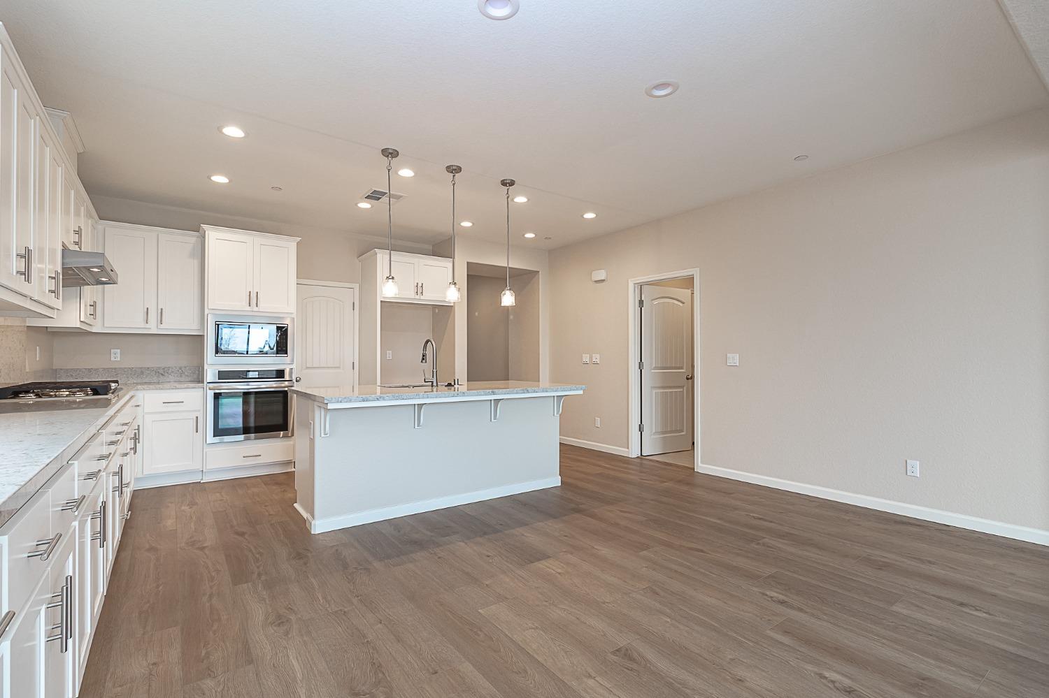 Detail Gallery Image 5 of 22 For 1385 Veteran St, Manteca,  CA 95337 - 4 Beds | 3 Baths