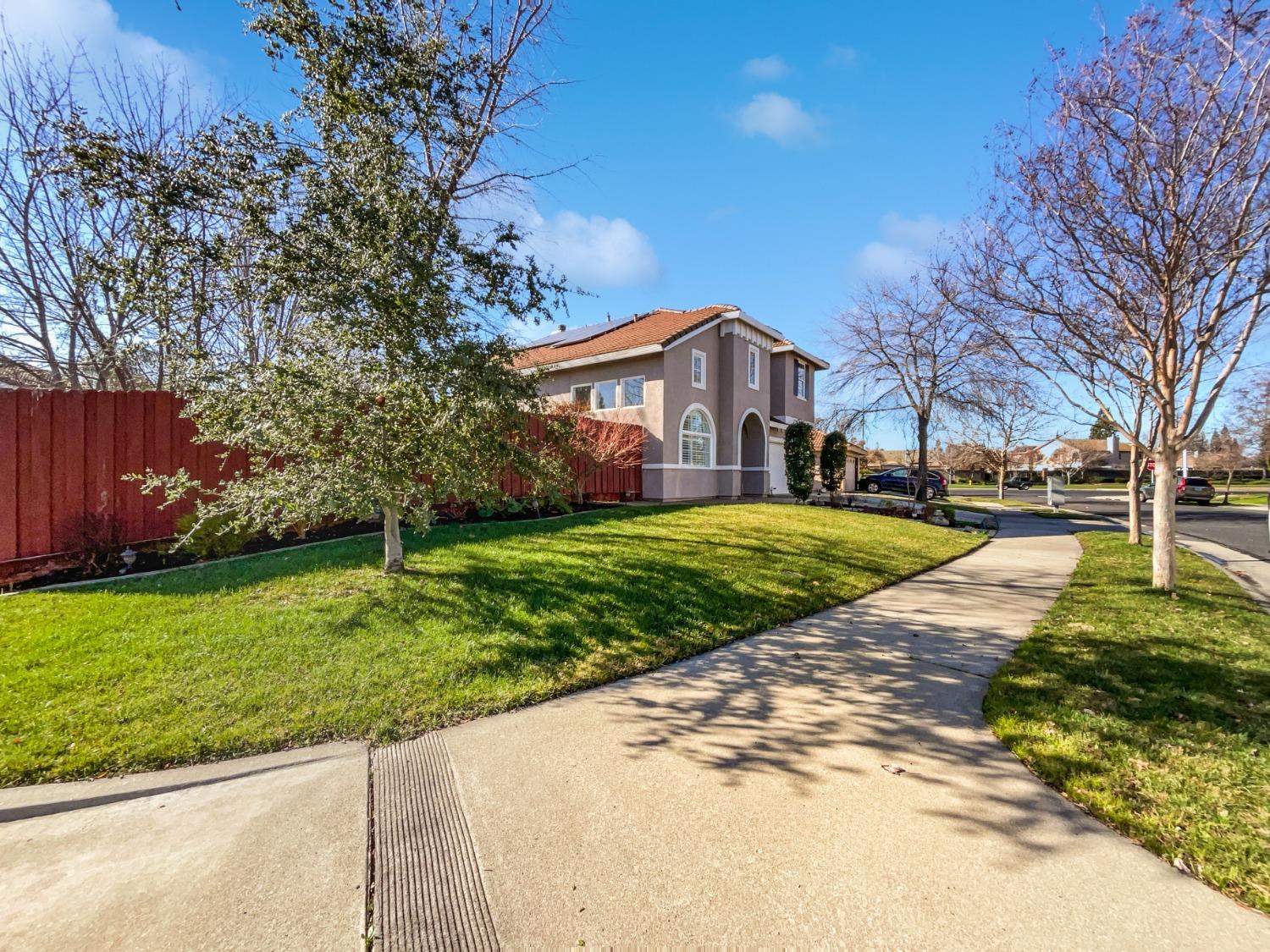 Detail Gallery Image 10 of 42 For 116 Andalusian Way, Roseville,  CA 95678 - 5 Beds | 3 Baths