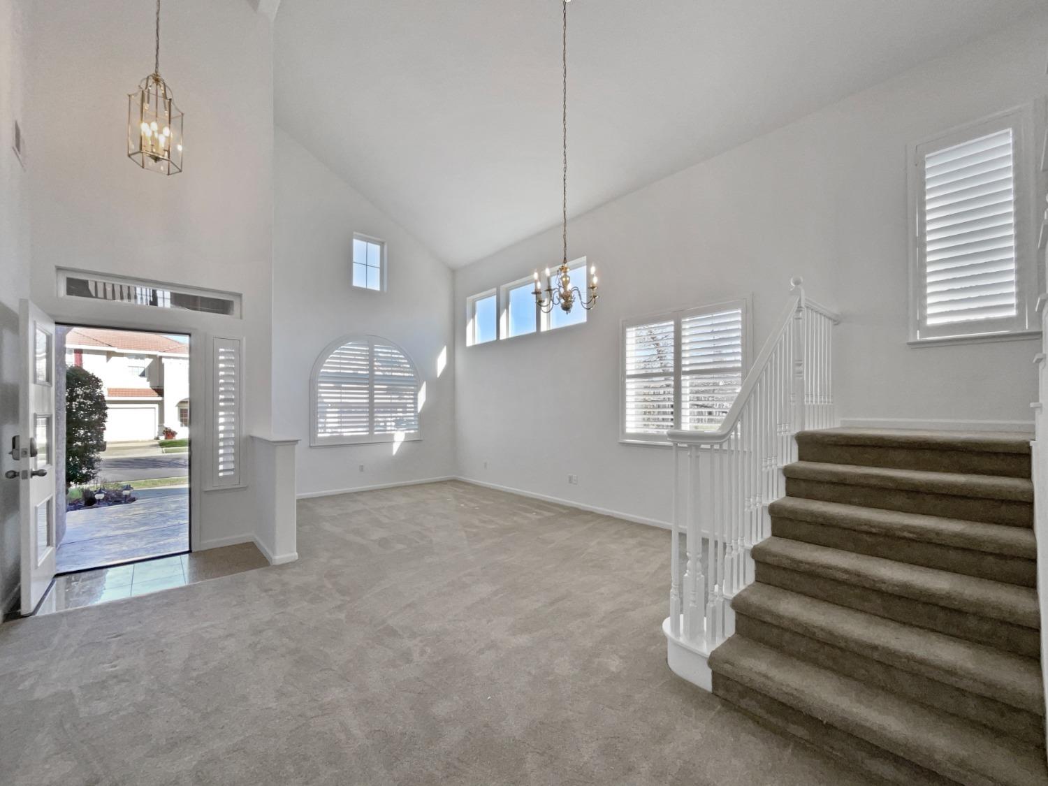 Detail Gallery Image 14 of 42 For 116 Andalusian Way, Roseville,  CA 95678 - 5 Beds | 3 Baths