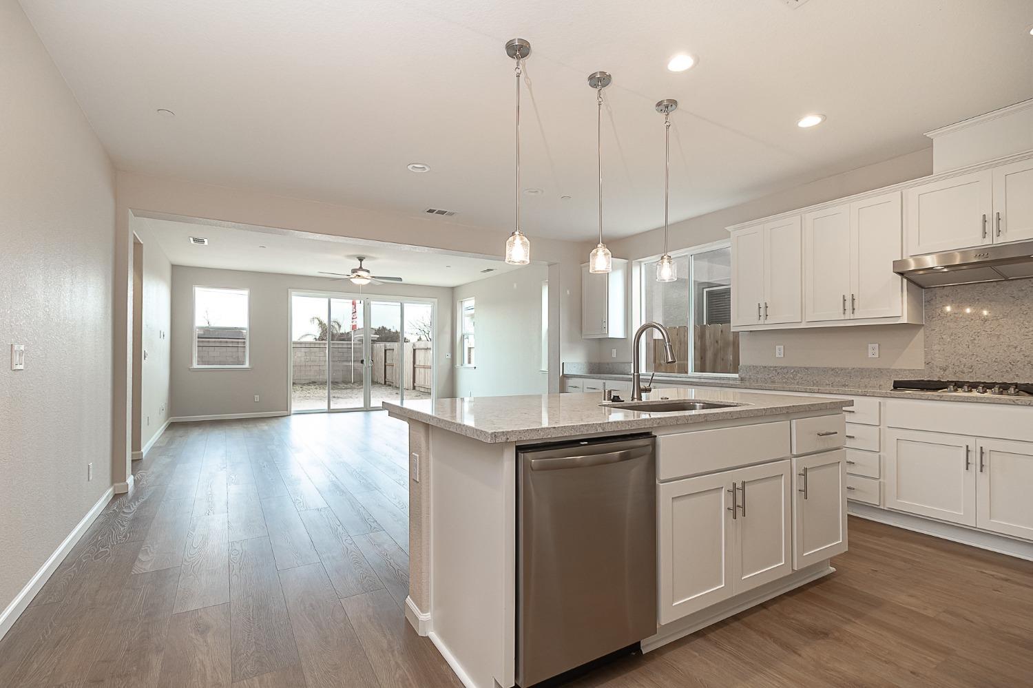Detail Gallery Image 3 of 22 For 1385 Veteran St, Manteca,  CA 95337 - 4 Beds | 3 Baths