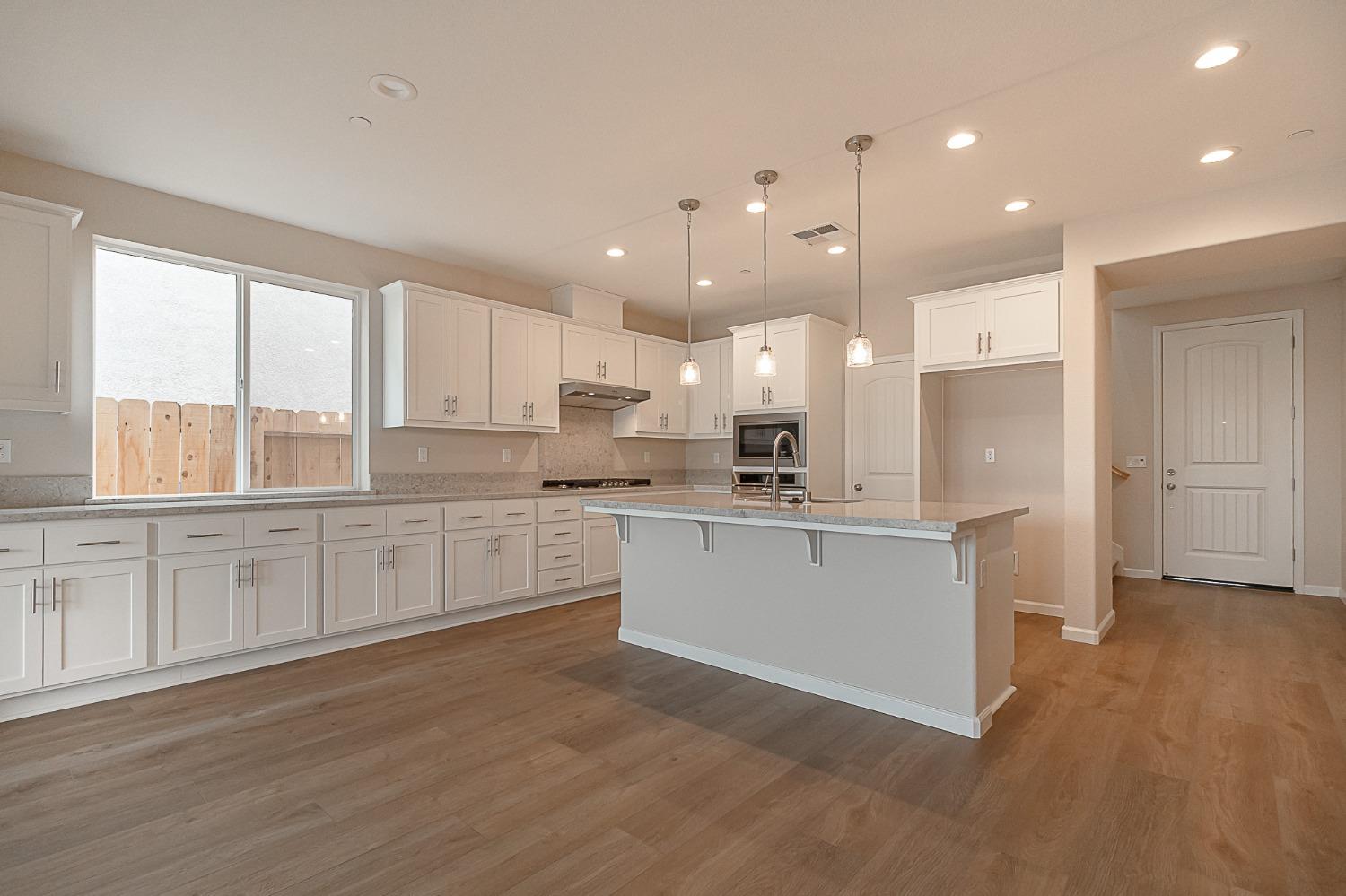 Detail Gallery Image 4 of 22 For 1385 Veteran St, Manteca,  CA 95337 - 4 Beds | 3 Baths