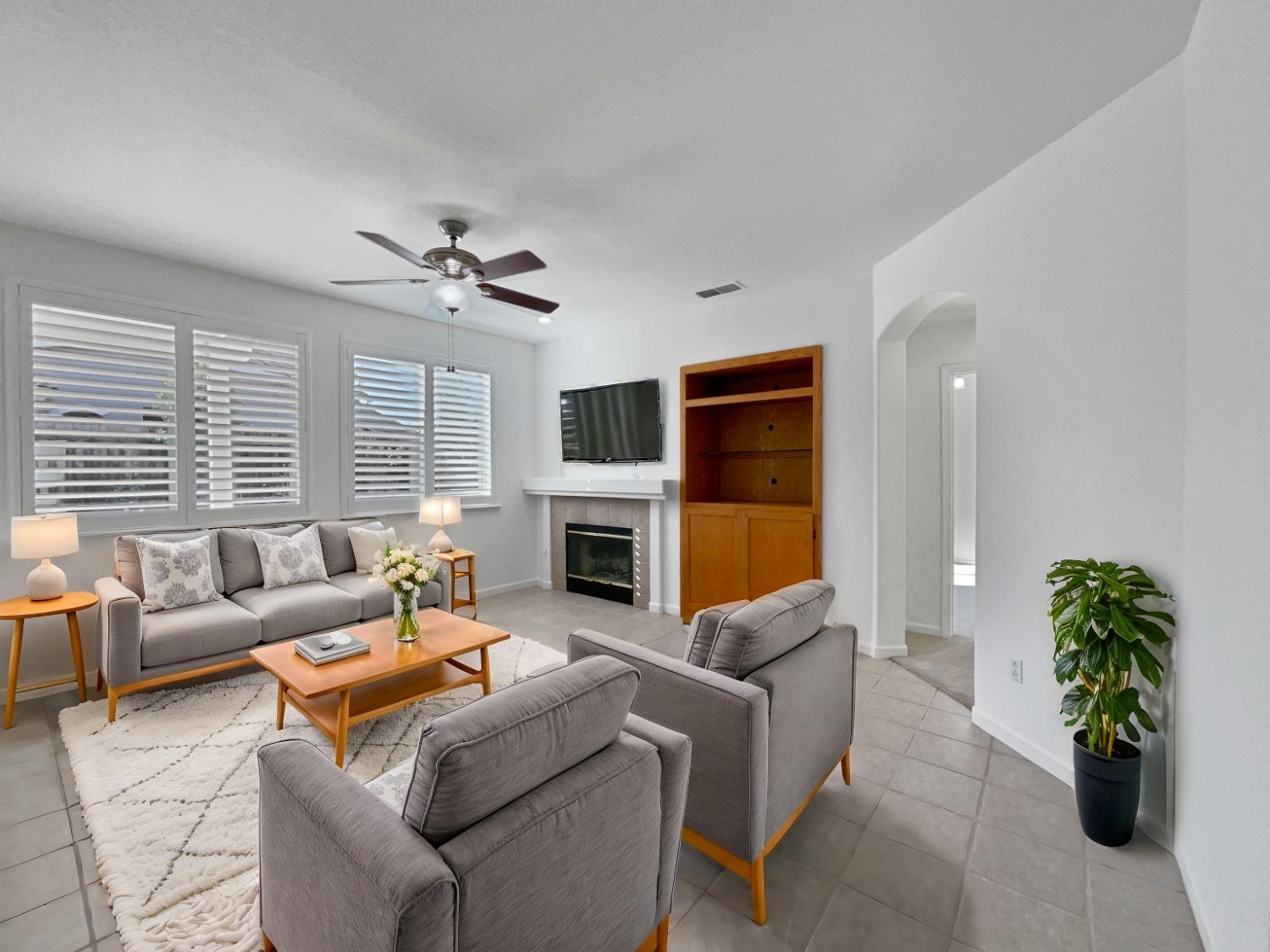 Detail Gallery Image 2 of 42 For 116 Andalusian Way, Roseville,  CA 95678 - 5 Beds | 3 Baths