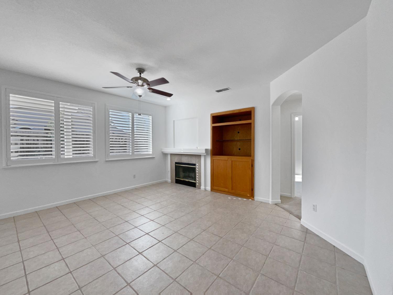 Detail Gallery Image 3 of 42 For 116 Andalusian Way, Roseville,  CA 95678 - 5 Beds | 3 Baths