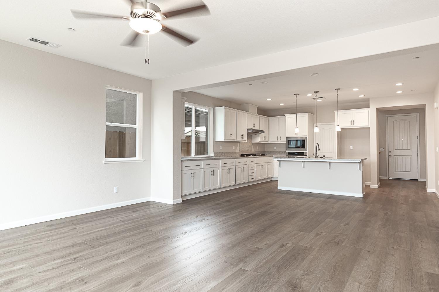 Detail Gallery Image 9 of 22 For 1385 Veteran St, Manteca,  CA 95337 - 4 Beds | 3 Baths