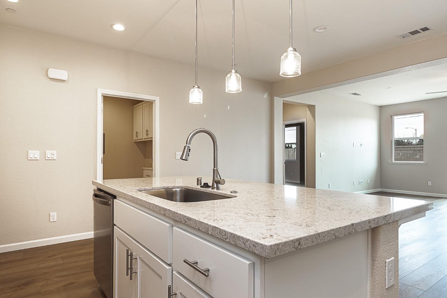 Detail Gallery Image 7 of 22 For 1385 Veteran St, Manteca,  CA 95337 - 4 Beds | 3 Baths