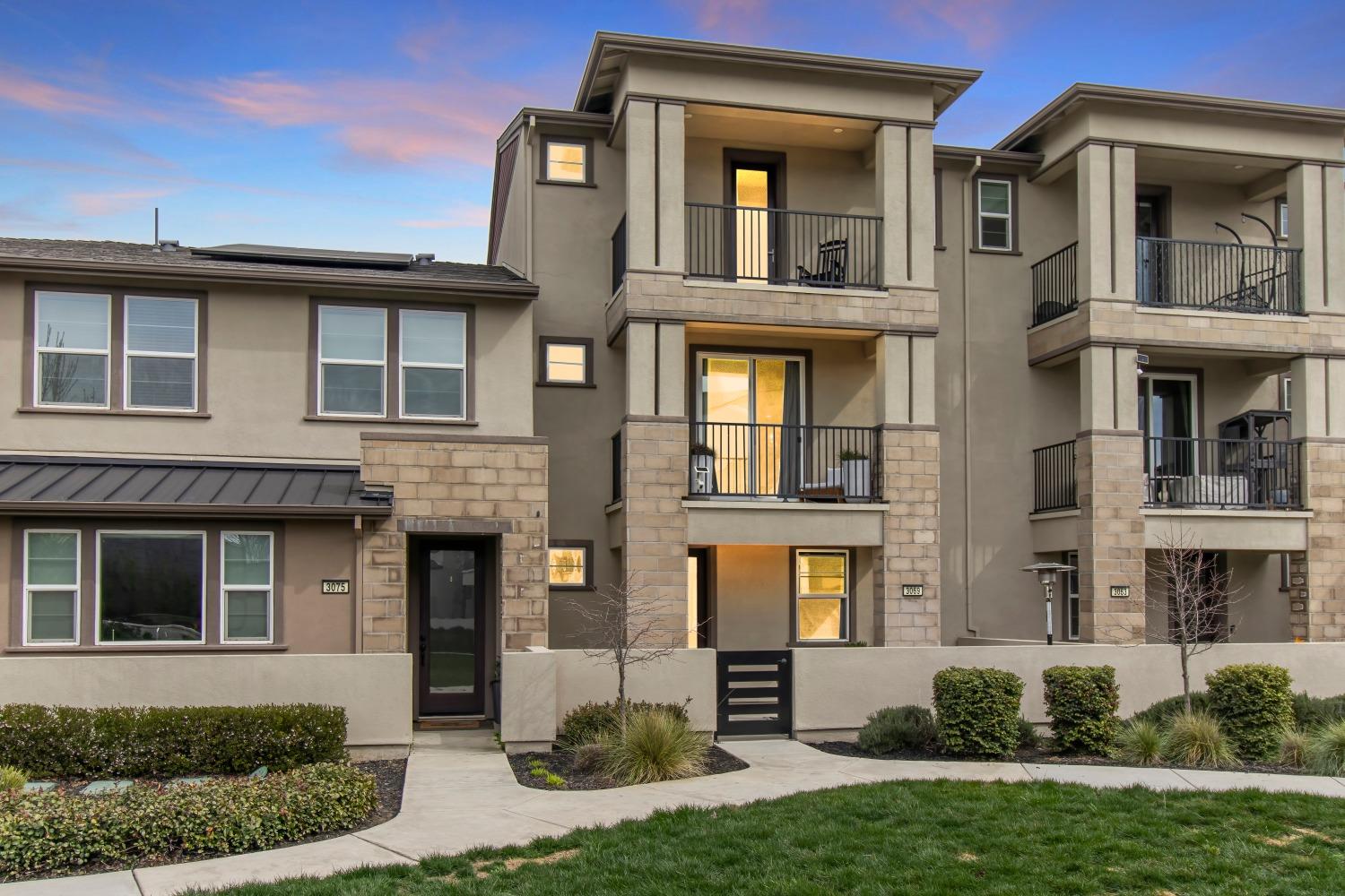 Detail Gallery Image 1 of 1 For 3069 Fossil Trail Walk, Sacramento,  CA 95833 - 3 Beds | 3/1 Baths