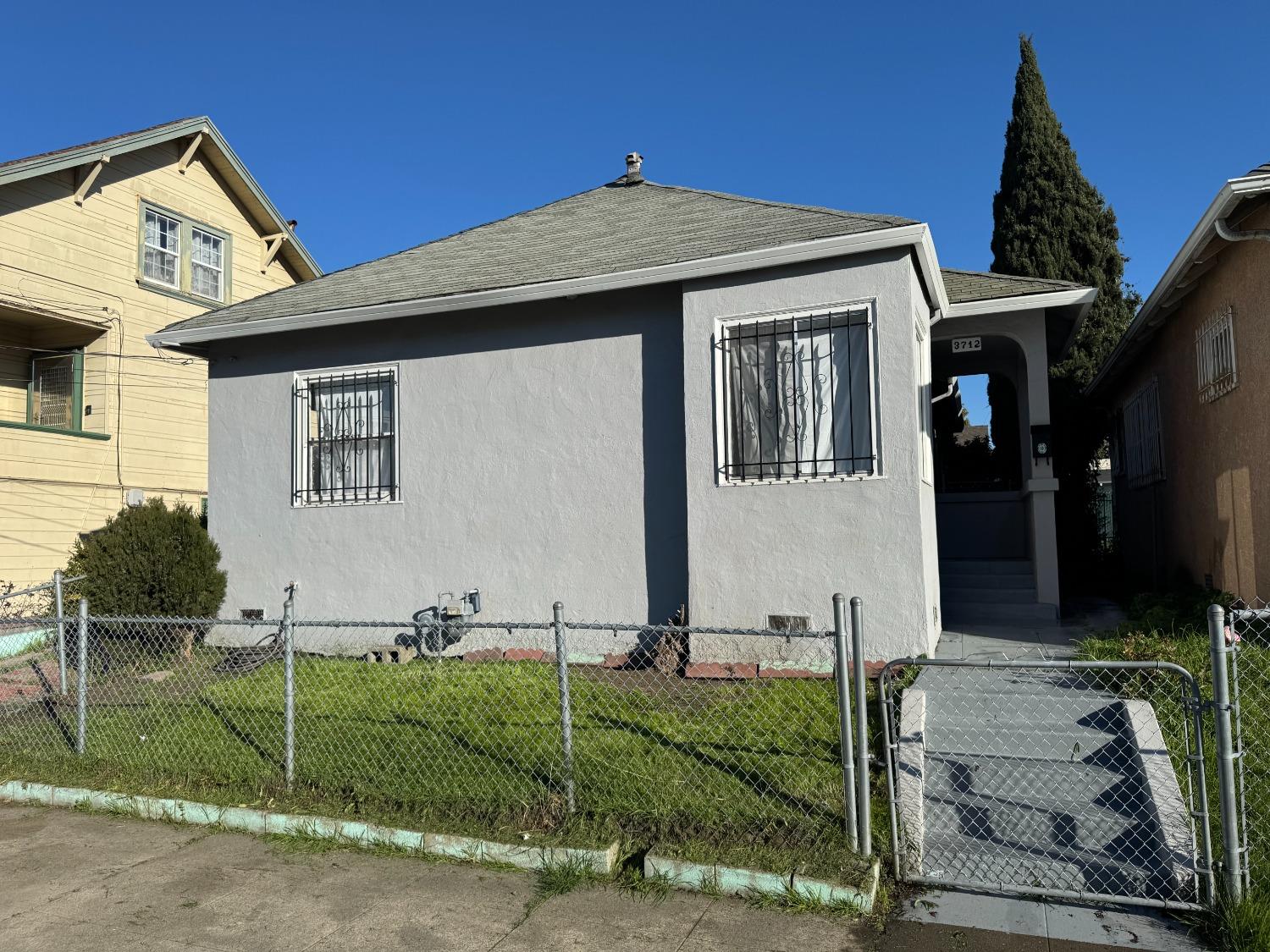 Detail Gallery Image 1 of 1 For 3712 Linden Ave, Oakland,  CA 94608 - 3 Beds | 1 Baths