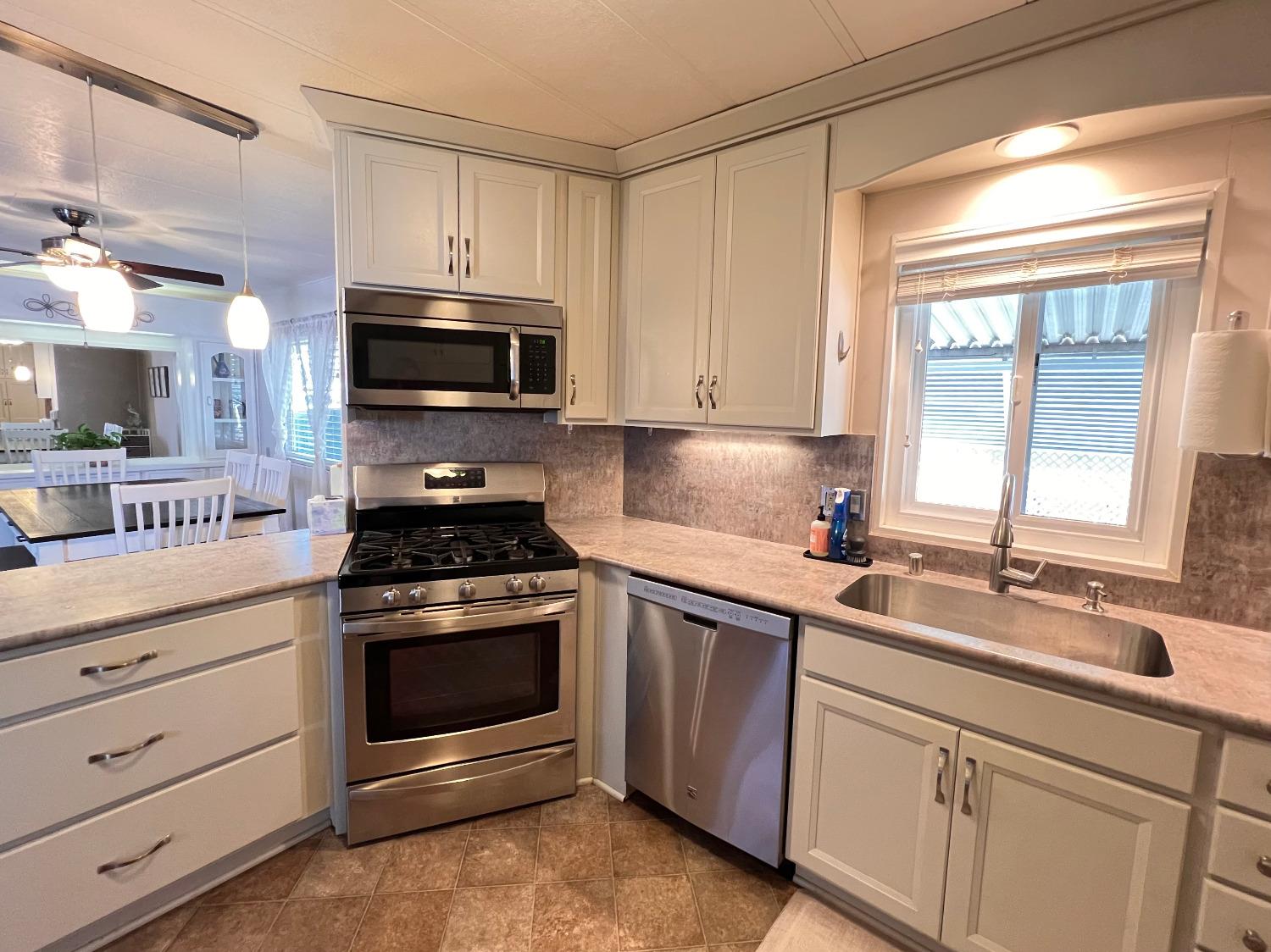 Detail Gallery Image 2 of 52 For 1677 Tulip Cir, Auburn,  CA 95603 - 3 Beds | 2 Baths