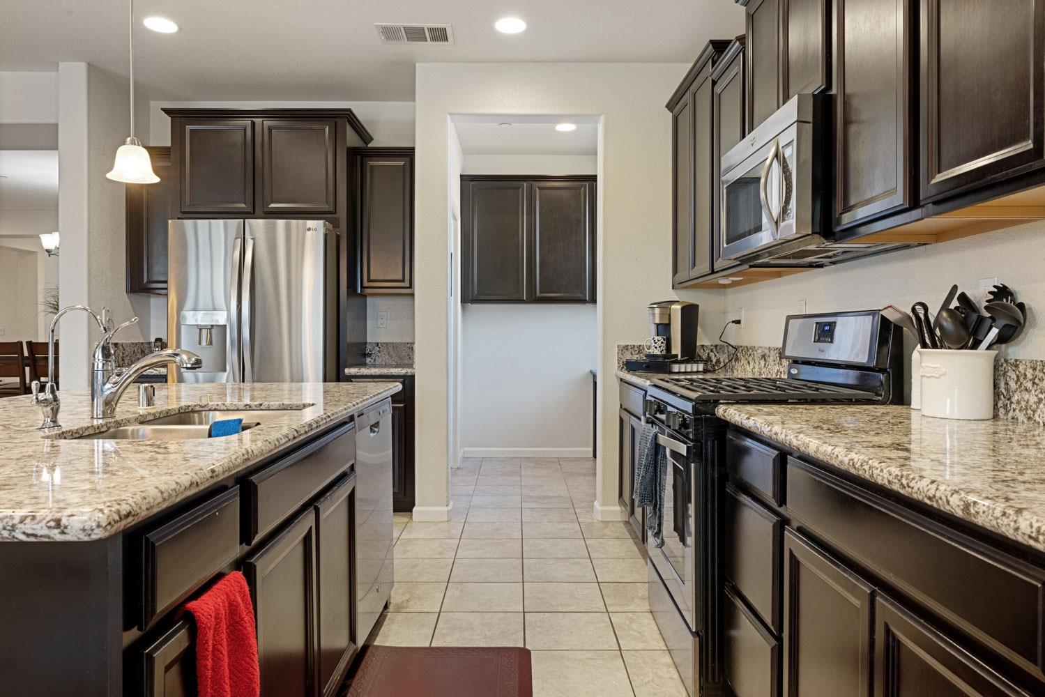 Detail Gallery Image 36 of 67 For 2320 Emigrant Pl, Manteca,  CA 95337 - 4 Beds | 3/1 Baths