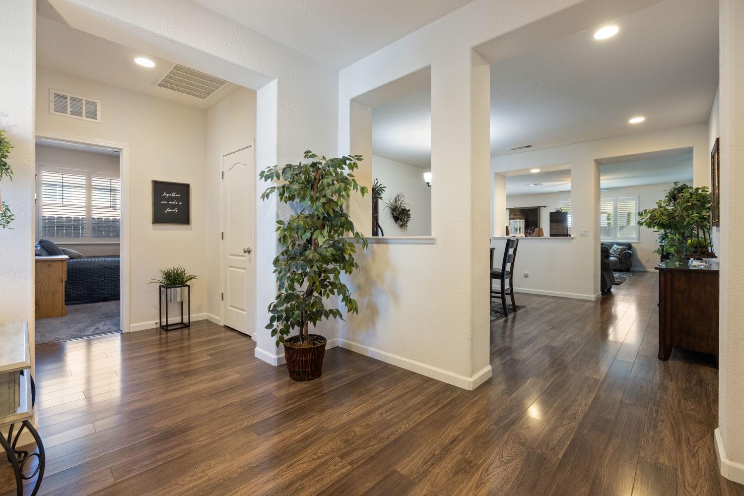 Detail Gallery Image 8 of 67 For 2320 Emigrant Pl, Manteca,  CA 95337 - 4 Beds | 3/1 Baths