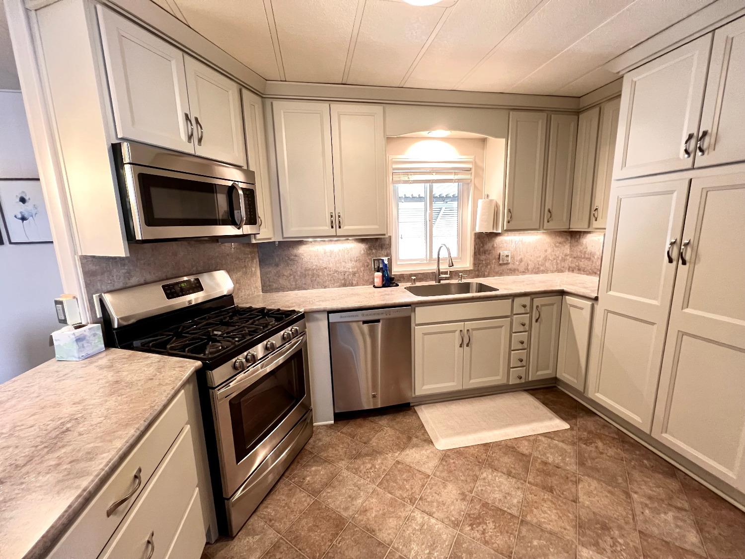 Detail Gallery Image 4 of 52 For 1677 Tulip Cir, Auburn,  CA 95603 - 3 Beds | 2 Baths