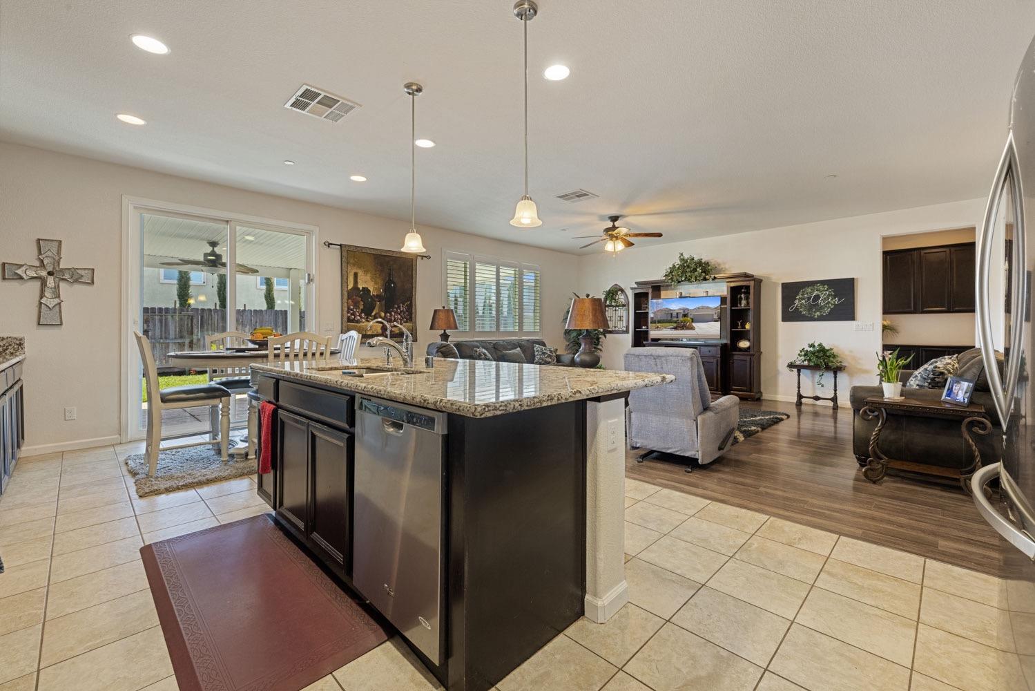 Detail Gallery Image 35 of 67 For 2320 Emigrant Pl, Manteca,  CA 95337 - 4 Beds | 3/1 Baths