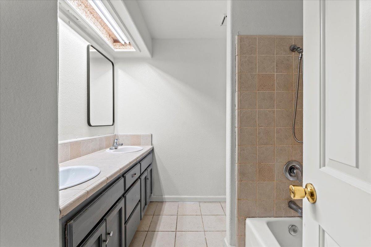 Detail Gallery Image 10 of 16 For 938 Snowgoose Ln, Manteca,  CA 95337 - 4 Beds | 3 Baths