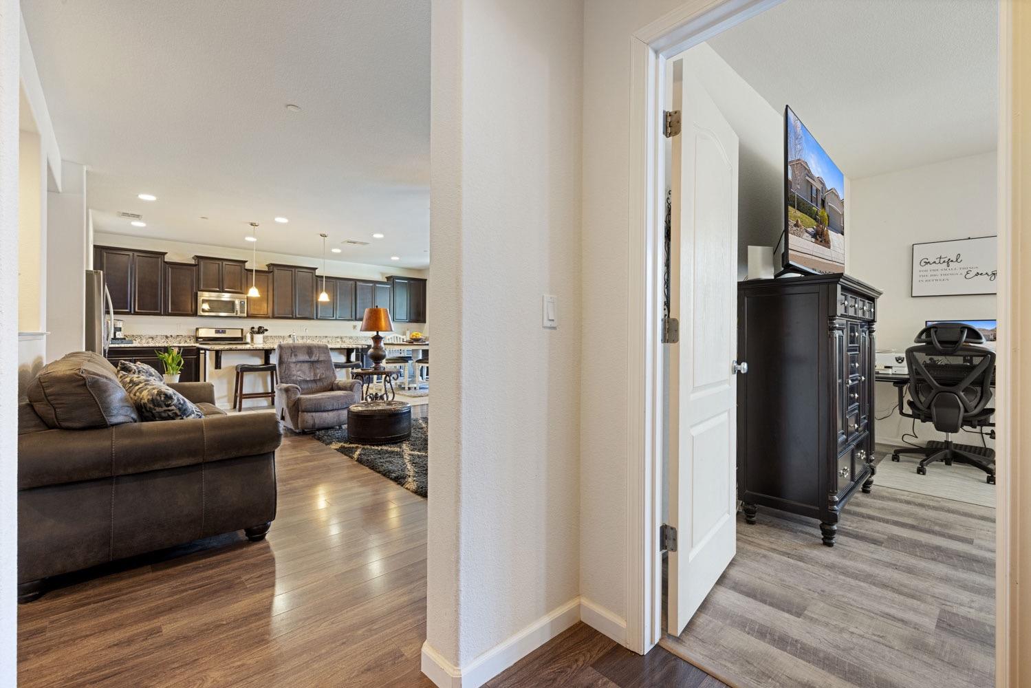 Detail Gallery Image 42 of 67 For 2320 Emigrant Pl, Manteca,  CA 95337 - 4 Beds | 3/1 Baths