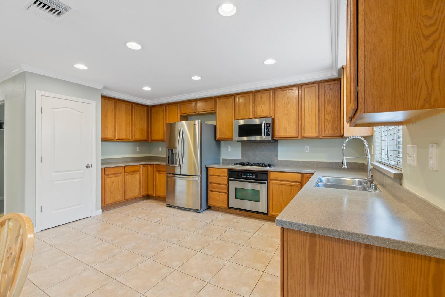 Detail Gallery Image 5 of 22 For 2205 Driftwood Park Dr, Modesto,  CA 95355 - 4 Beds | 2/1 Baths