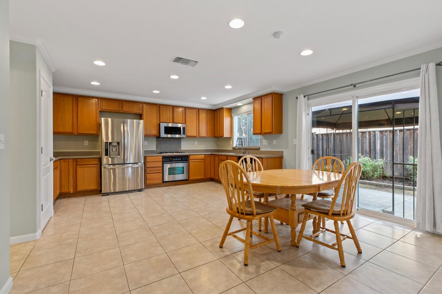 Detail Gallery Image 4 of 22 For 2205 Driftwood Park Dr, Modesto,  CA 95355 - 4 Beds | 2/1 Baths