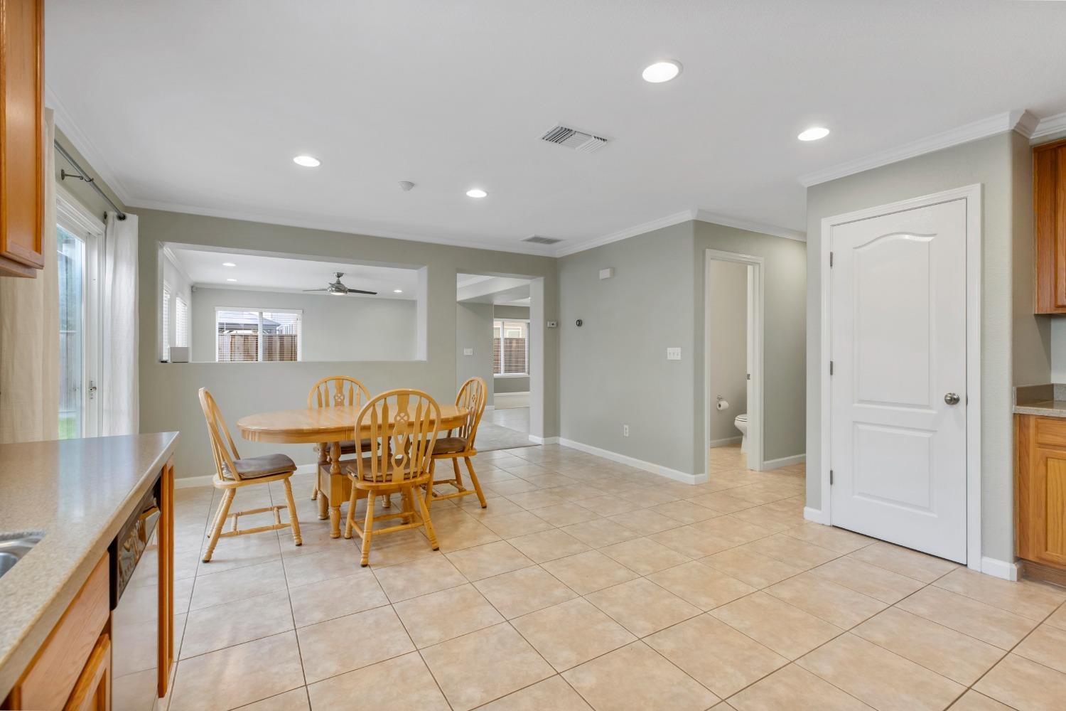 Detail Gallery Image 6 of 22 For 2205 Driftwood Park Dr, Modesto,  CA 95355 - 4 Beds | 2/1 Baths