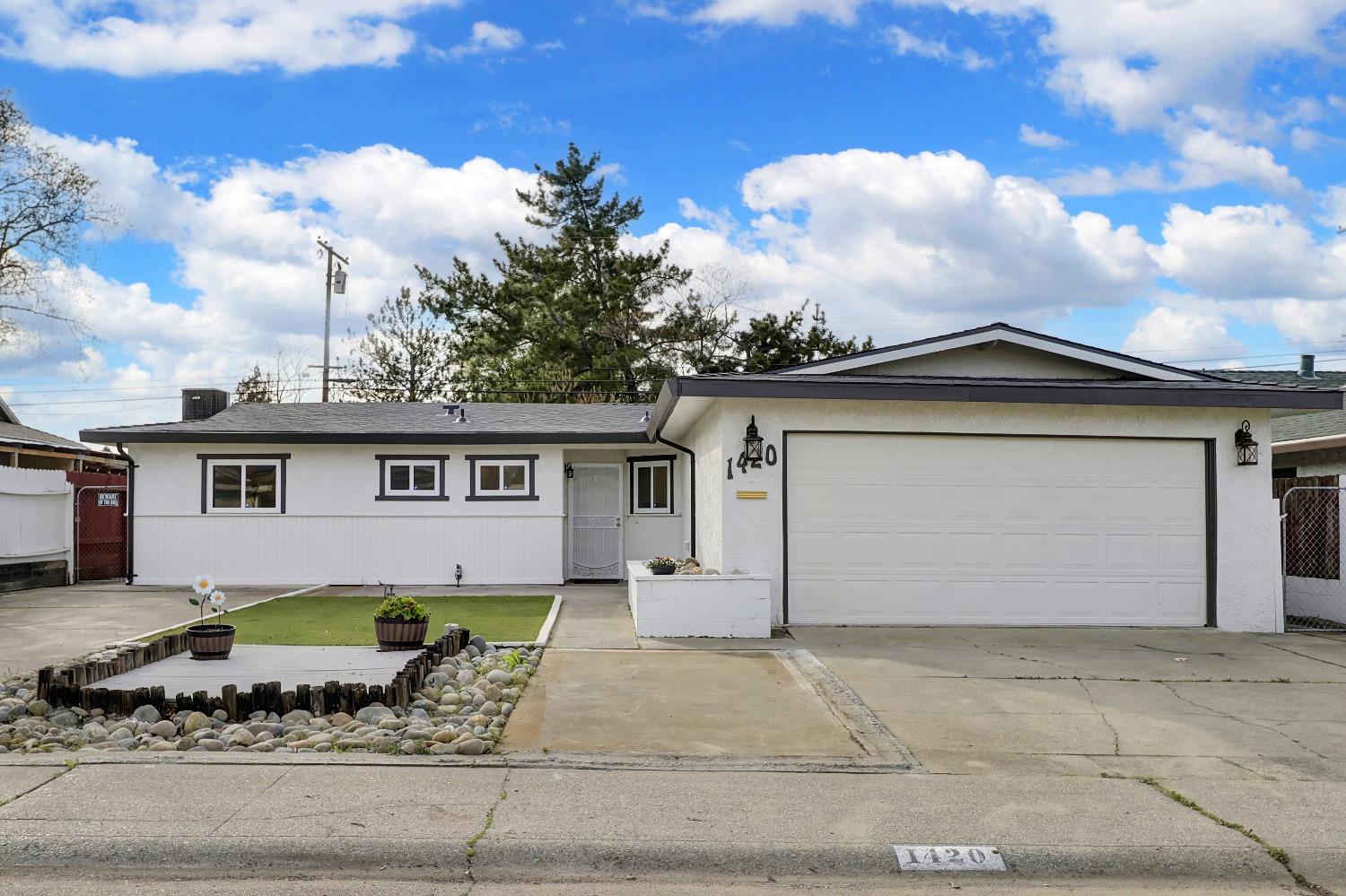 Detail Gallery Image 1 of 1 For 1420 Oakmont Dr, Roseville,  CA 95661 - 3 Beds | 2 Baths