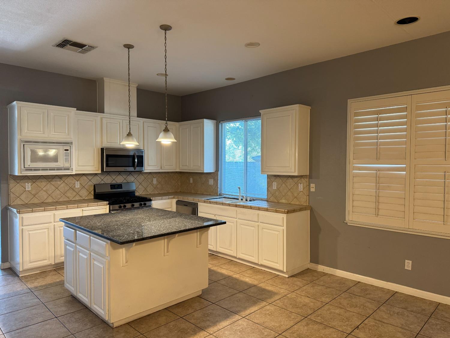 Detail Gallery Image 8 of 40 For 5533 Hennessey Dr, Stockton,  CA 95219 - 3 Beds | 2 Baths