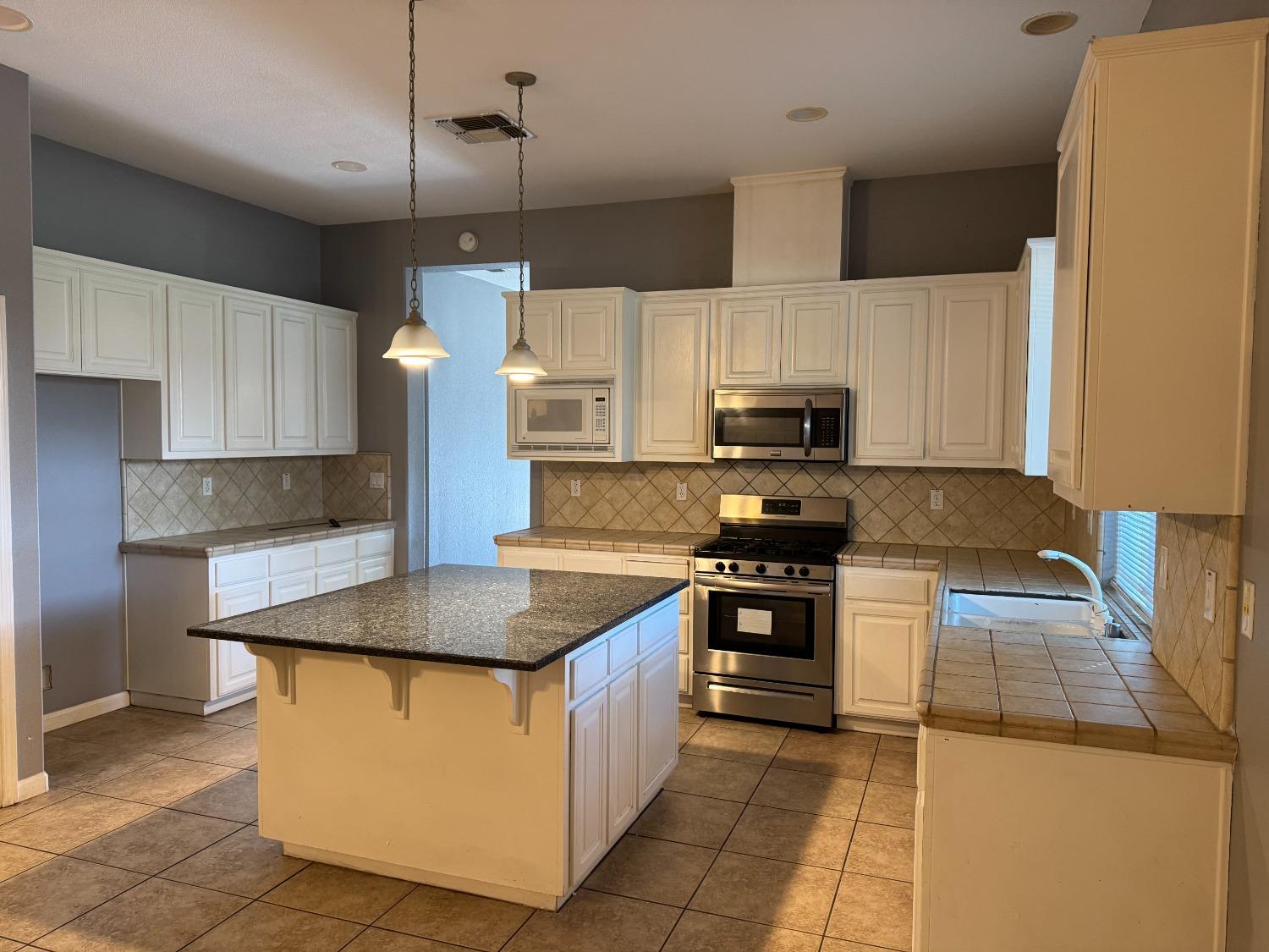 Detail Gallery Image 10 of 40 For 5533 Hennessey Dr, Stockton,  CA 95219 - 3 Beds | 2 Baths
